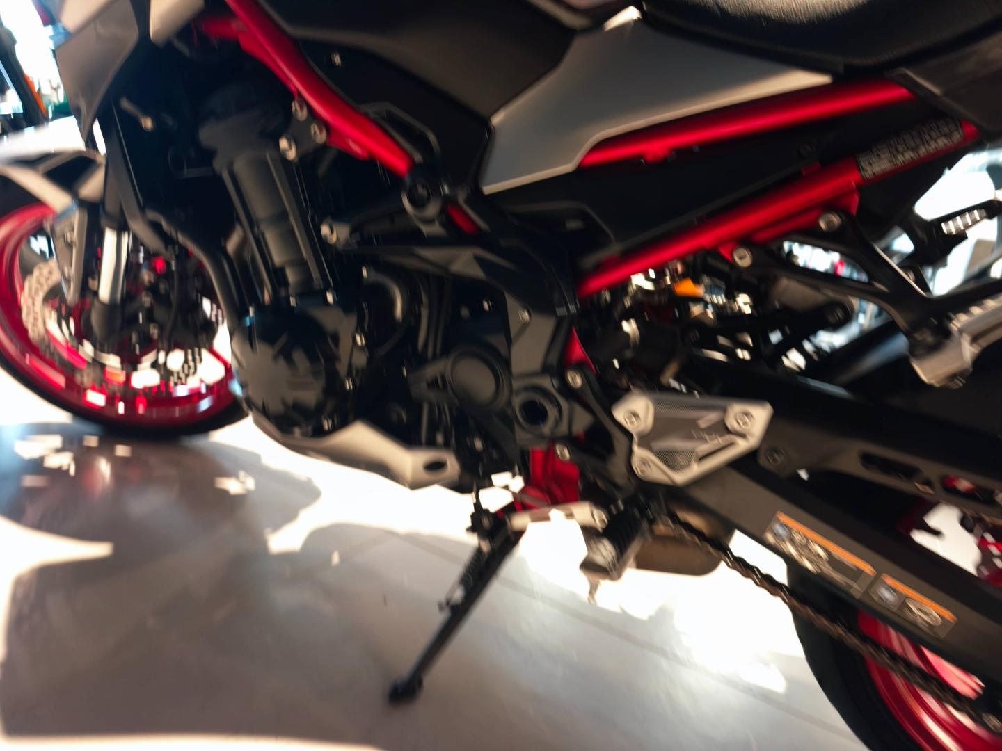 KAWASAKI Z 900 - photo 18